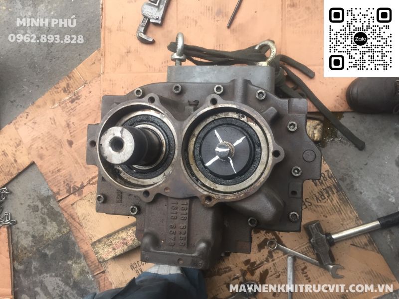 Bảo dưỡng máy nén khí Atlas Copco, Sửa chữa máy nén khí Atlas Copco, Atlas Copco air compressor repair sevice, Bao duong may nen khi Atlas Copco, Sua chua may nen khi Atlas Copco, Dầu máy nén khí Atlas Copco thoát ra cùng khí nén,